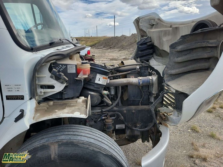 2006-freightliner-m2-106-image-37