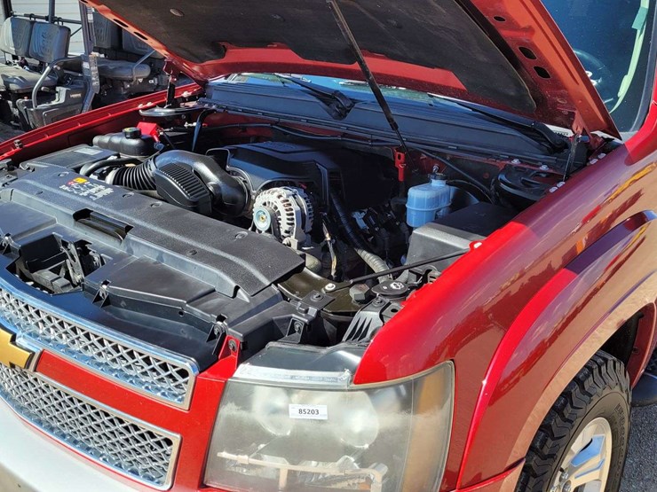 2013-chevrolet-suburban-1500-image-22