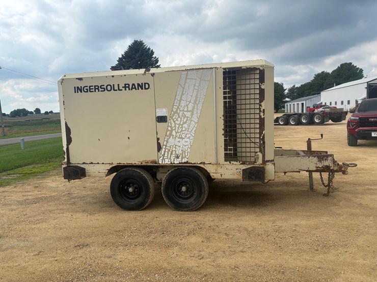 #3338-•-ingersoll-rand-ir900-towable-air-compressor-image-5