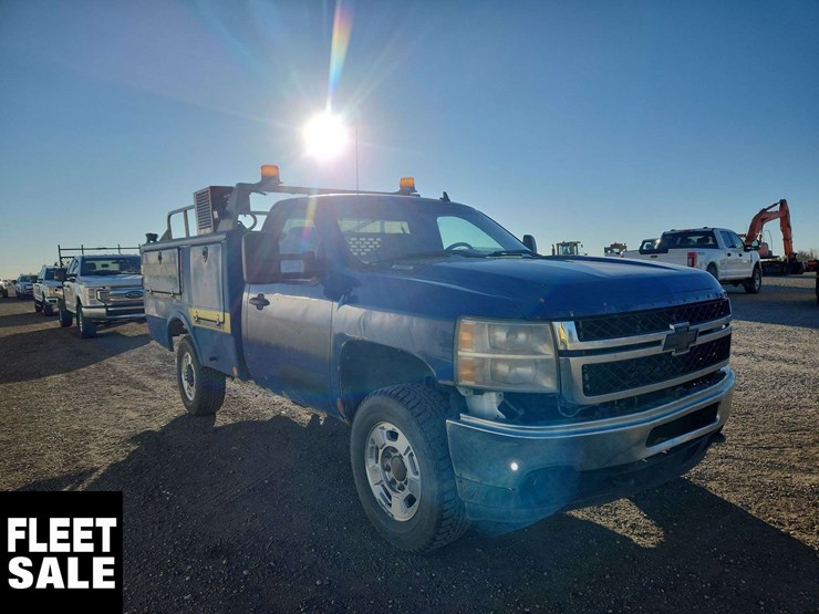 2011-chevrolet-silverado-3500hd-image-2