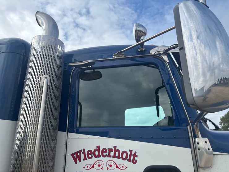 2014-peterbilt-384-image-30