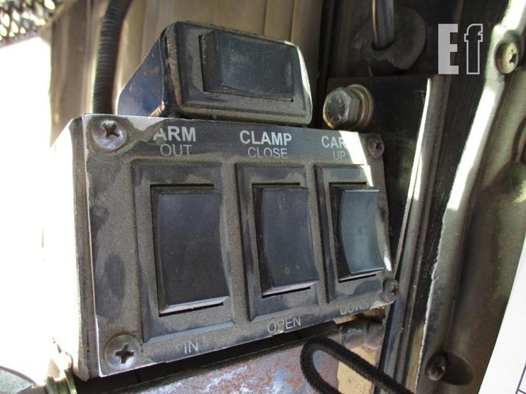 2009-peterbilt-320-image-16