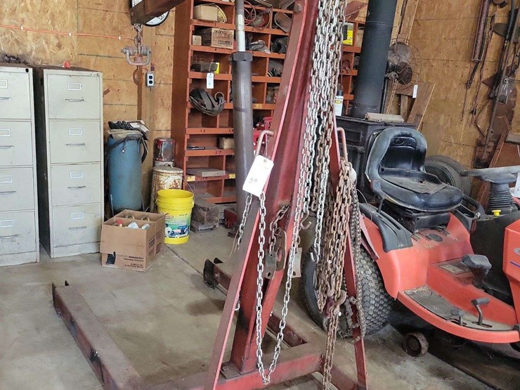red-shop-crane-with-hydraulic-lift-and-chain-hoist-image-1