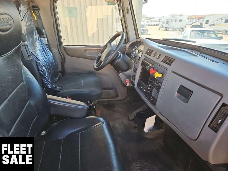 2015-peterbilt-348-image-17