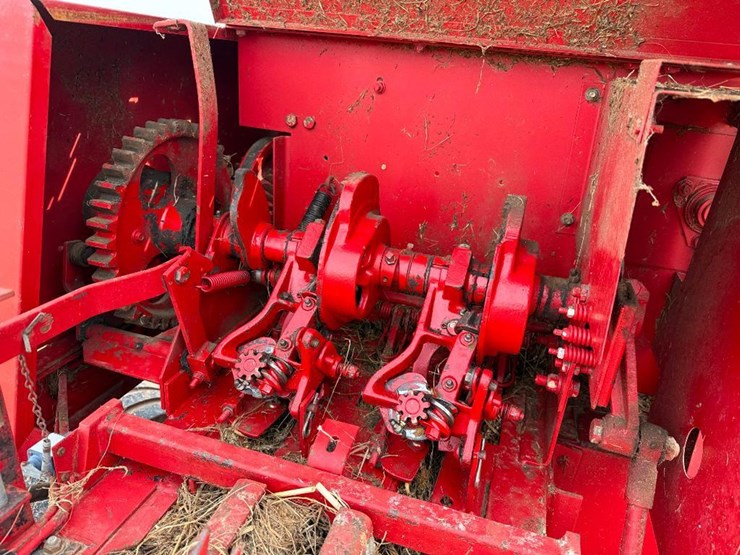 new-holland-575-image-13