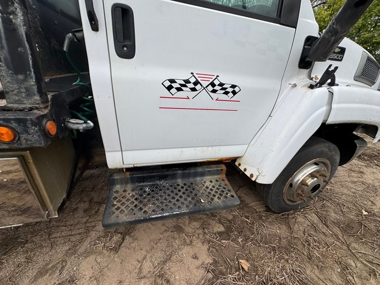 #1935-•-2004-chevrolet-5500-roll-back-truck-image-34
