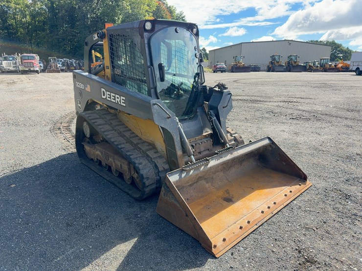 2013-deere-323d-image-7