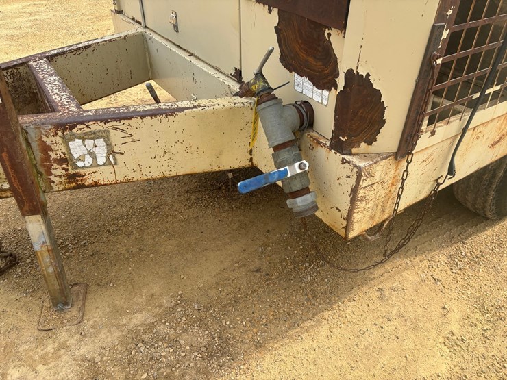 #3338-•-ingersoll-rand-ir900-towable-air-compressor-image-36