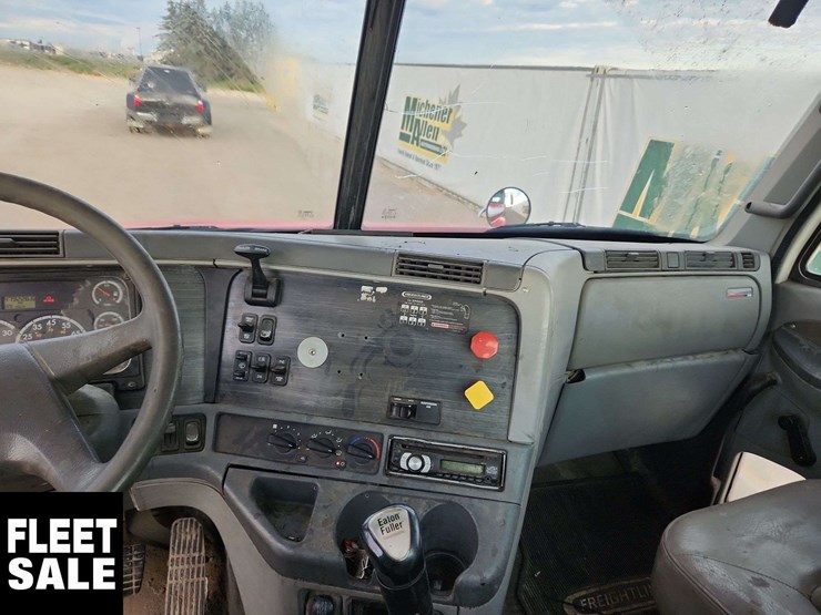 2005-freightliner-columbia-120-image-19