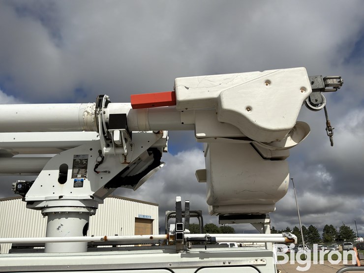 2009-freightliner-m2-106-image-13