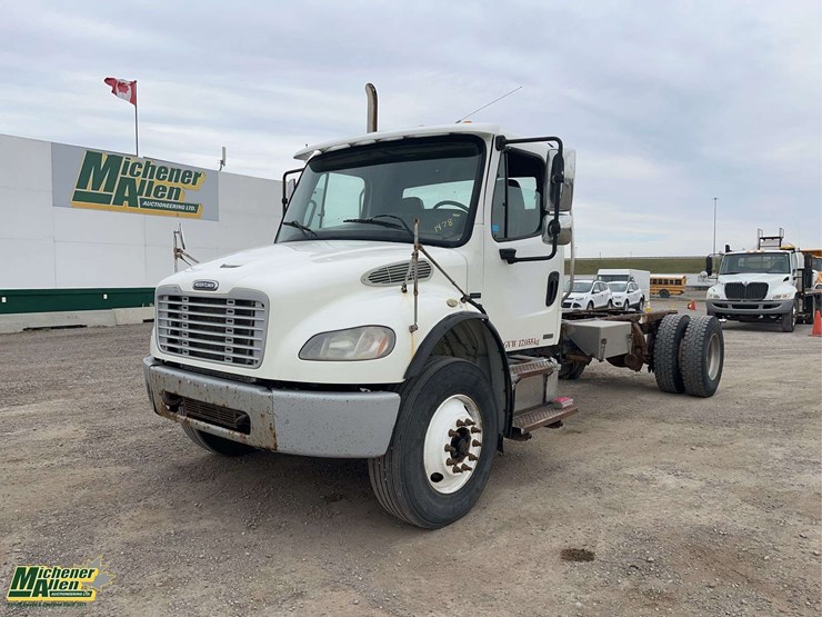 2009-freightliner-m2-106-image-1