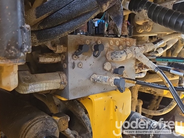 2019-deere-744k-image-30