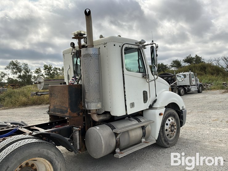 2005-freightliner-columbia-120-image-19