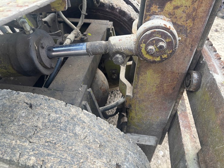 #3332-•-clark-it40b-forklift-image-51