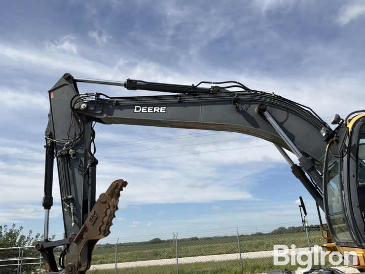 2011-deere-220dw-image-10
