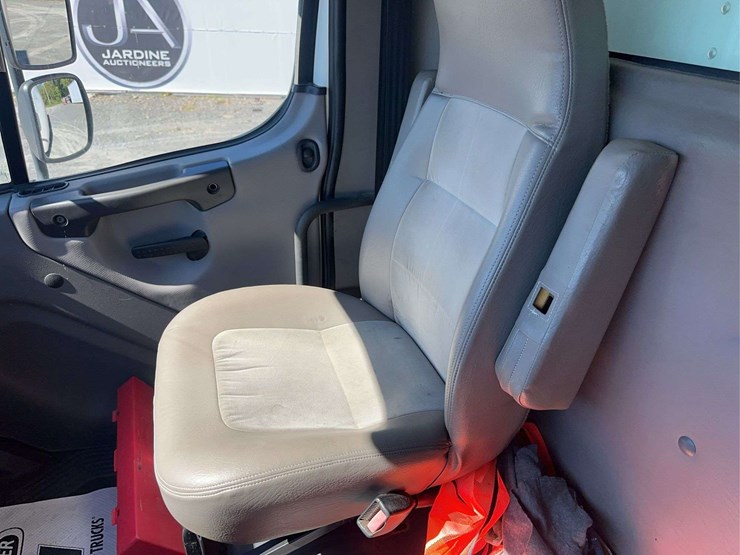 2005-freightliner-m2-106-image-23