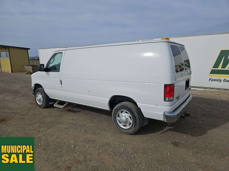 2014-ford-cargo-image-4