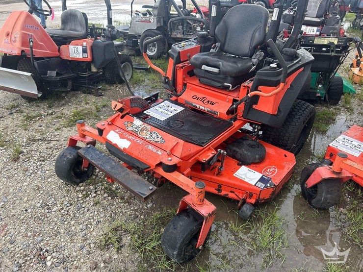 2017-bad-boy-outlaw-xp-61in-commercial-zero-turn-mower-image-12