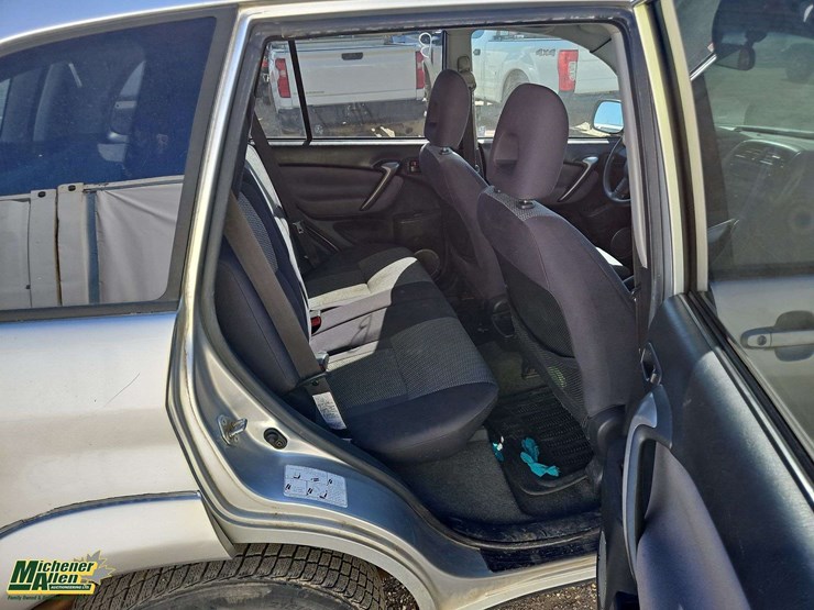 2004-toyota-rav4-image-17
