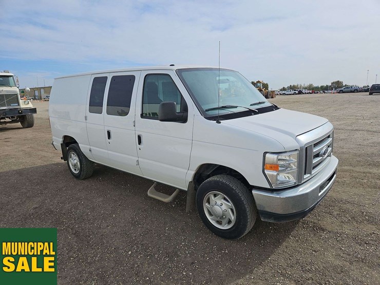 2014-ford-cargo-image-2