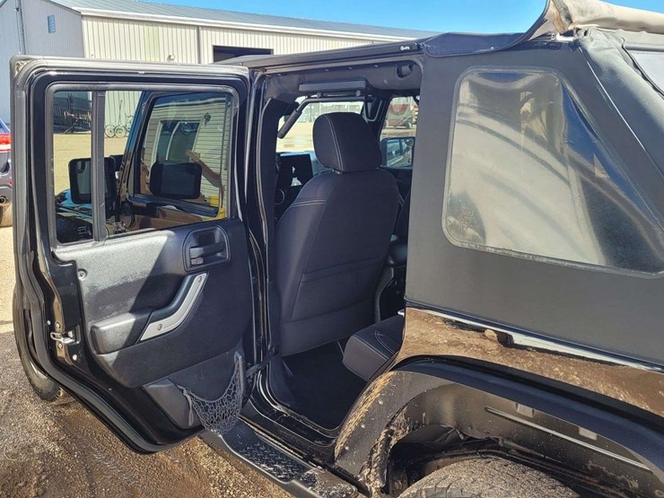 2015-jeep-wrangler-unlimited-sahara-image-8
