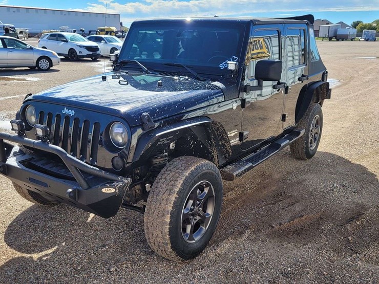 2015-jeep-wrangler-unlimited-sahara-image-1