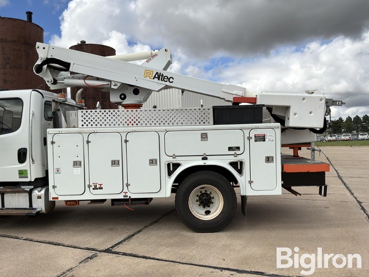 2007-freightliner-m2-106-image-9