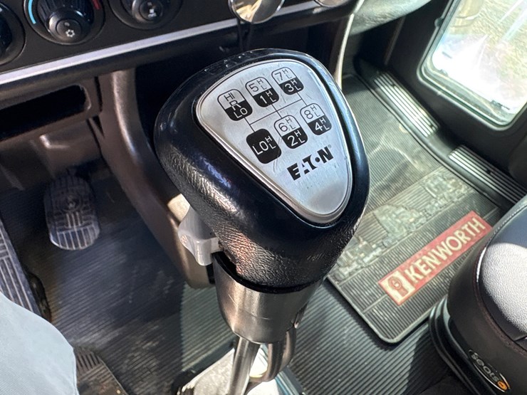 2023-kenworth-w900l-image-91