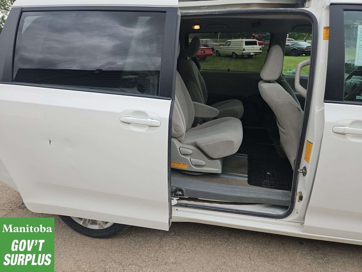 2013-toyota-sienna-image-28