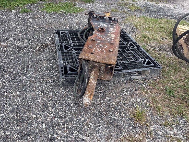 hydraulic-breaker-excavator-attachment-image-5