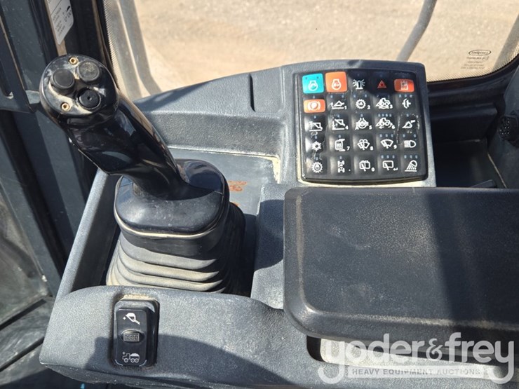 2019-deere-744k-image-66