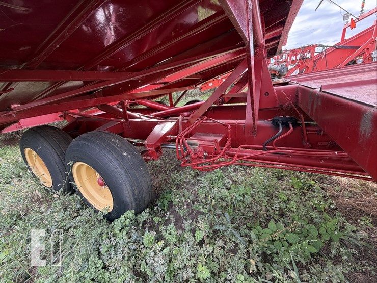 new-holland-1033-image-14