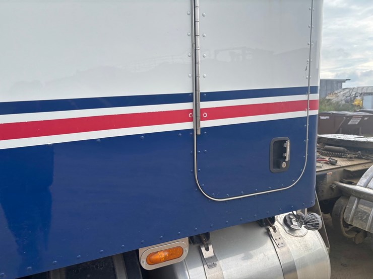 2014-peterbilt-384-image-16