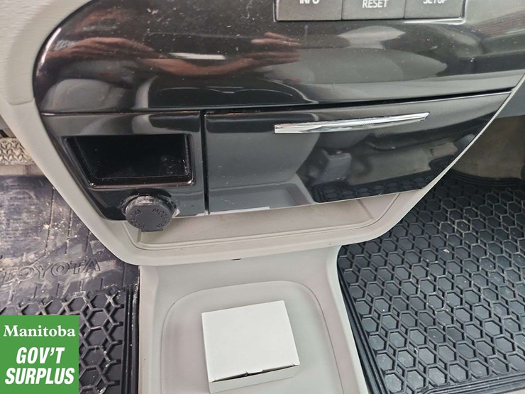 2013-toyota-sienna-image-18