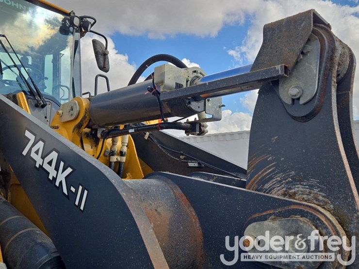 2019-deere-744k-image-23