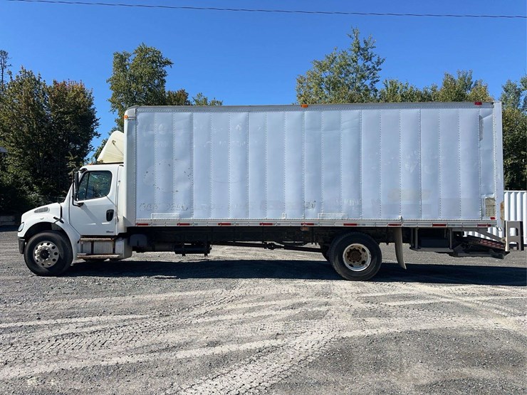 2005-freightliner-m2-106-image-8