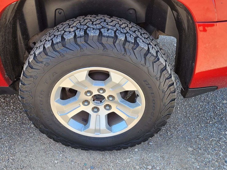 2013-chevrolet-suburban-1500-image-9