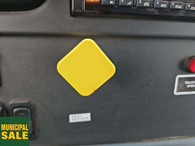 2019-freightliner-m2-106-image-22