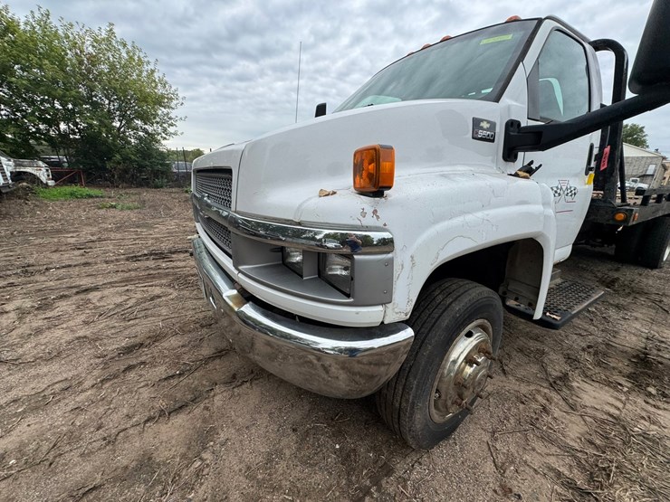 #1935-•-2004-chevrolet-5500-roll-back-truck-image-11