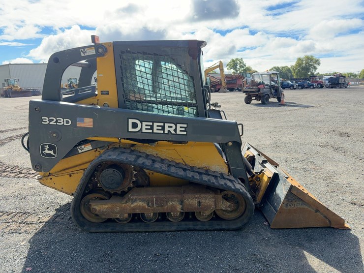 2013-deere-323d-image-6