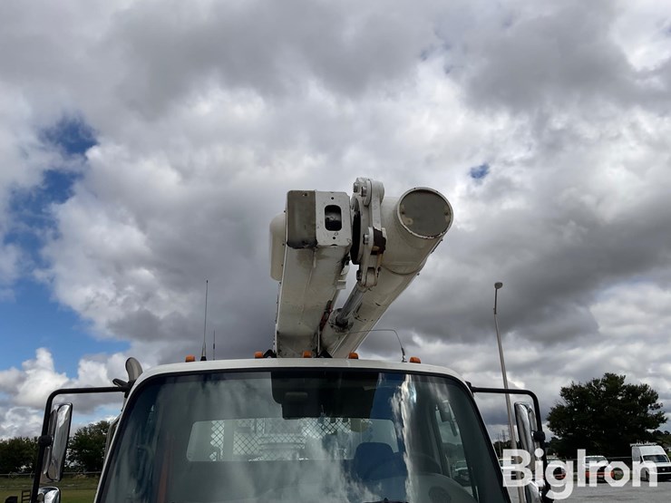 2010-freightliner-m2-106-image-11