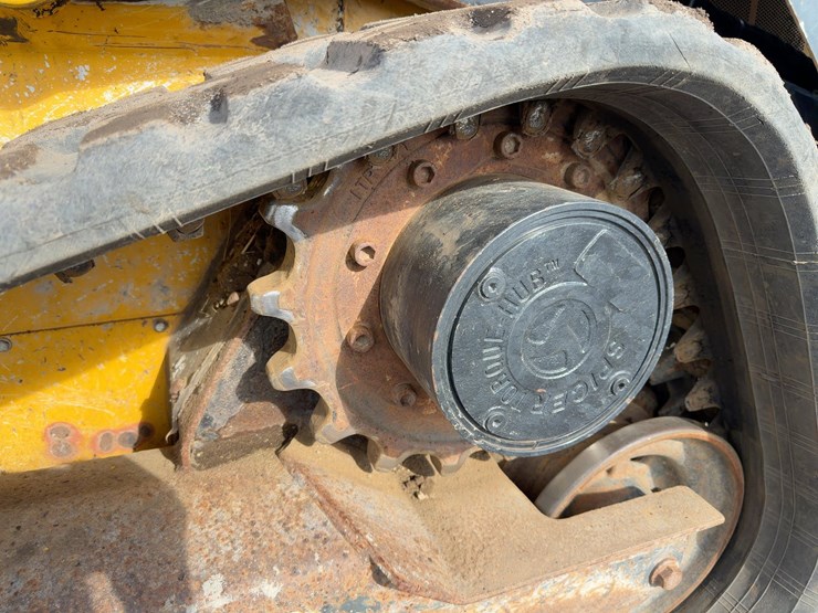 2013-deere-323d-image-15