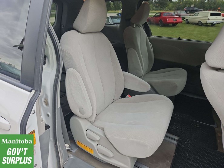 2013-toyota-sienna-image-29