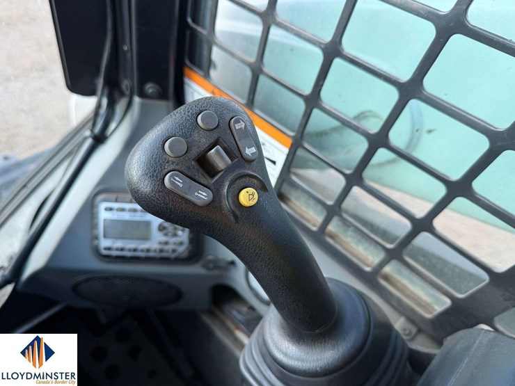 2015-bobcat-s570-image-22