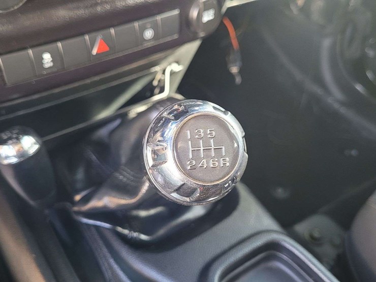 2015-jeep-wrangler-unlimited-sahara-image-15
