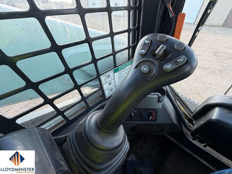 2015-bobcat-s570-image-23