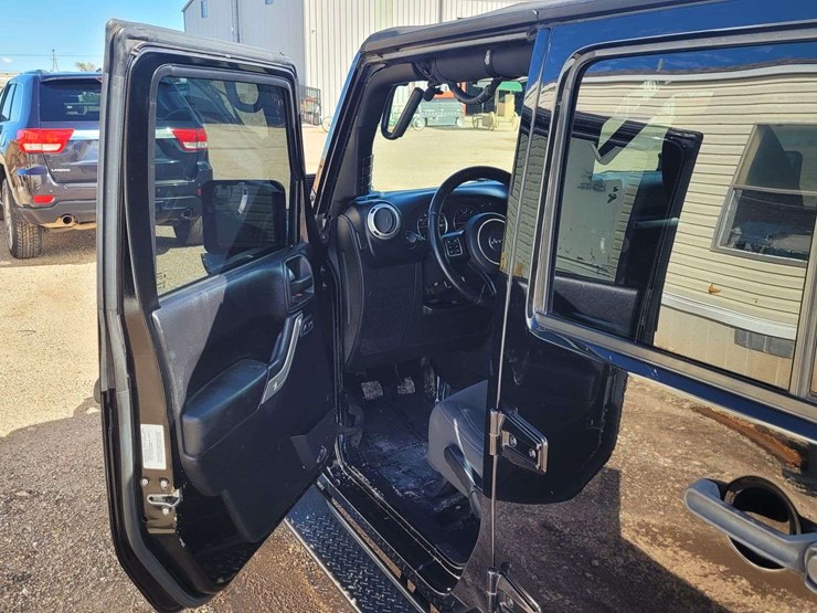 2015-jeep-wrangler-unlimited-sahara-image-11