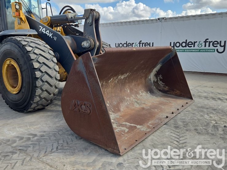 2019-deere-744k-image-16