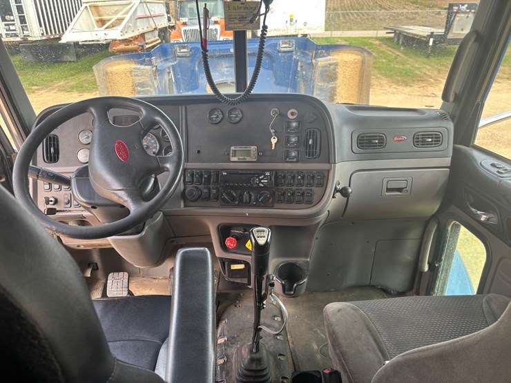 2014-peterbilt-384-image-69