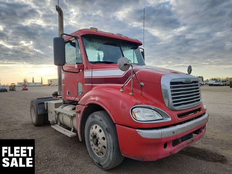 2005-freightliner-columbia-120-image-2